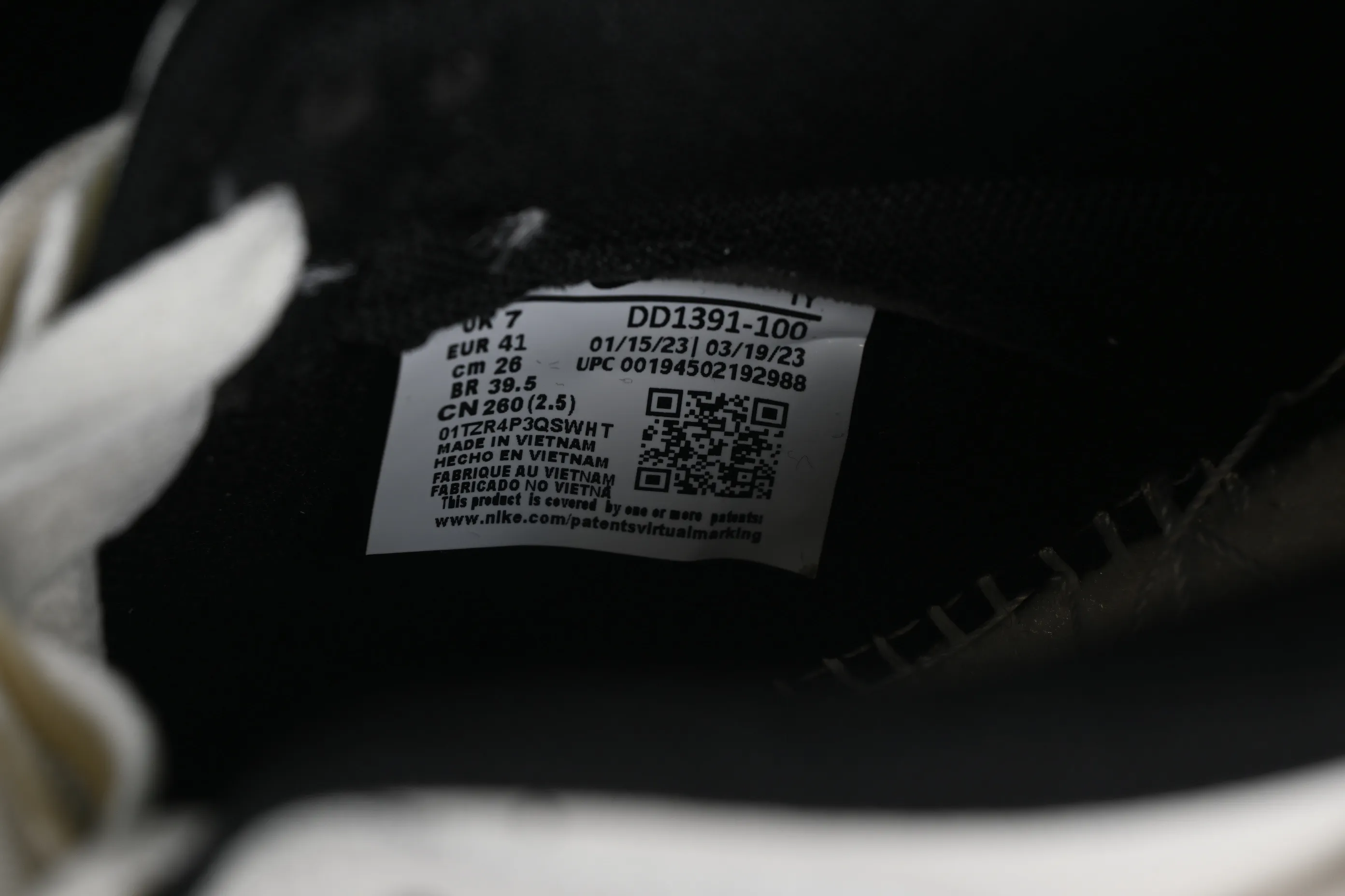 All Categories Nk SB Dunk Series Nk SB Dunk Low Low-top sneakers Nk Dunk Retro Saml Panda Prank Black and white retro style SB strap low-top casual sneakers DD1391-100